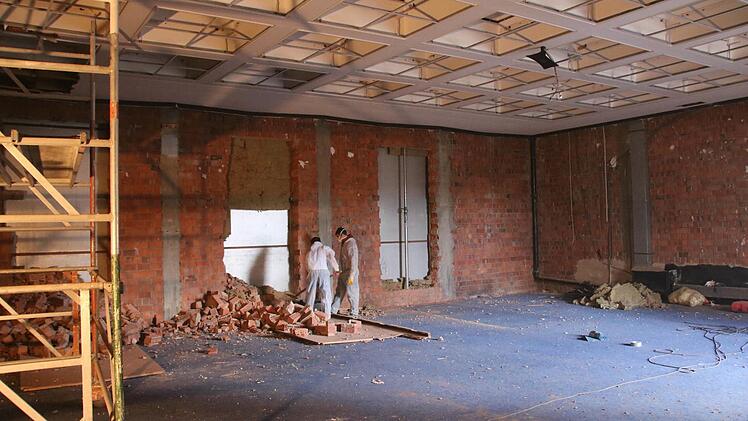 Die Löcher für neue Fenster und Türen sind bereits ausgestemmt, derzeit wird der Bauschutt aufgeräumt. Foto: Ralf Ruppert
