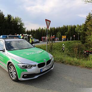 Motorradfahrer kommt von Fahrbahn ab und stuerzt Boeschung hinab
