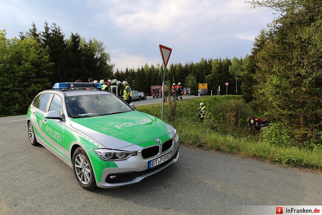 Motorradfahrer kommt von Fahrbahn ab und stuerzt Boeschung hinab