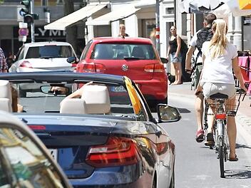 Für viele Dauerärgernis: Radwegeführung in der Langen Straße Foto: R. Rinklef