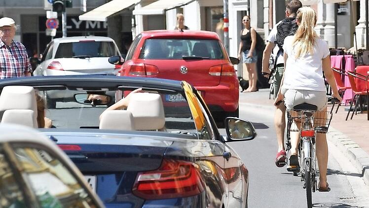 Für viele Dauerärgernis: Radwegeführung in der Langen Straße Foto: R. Rinklef