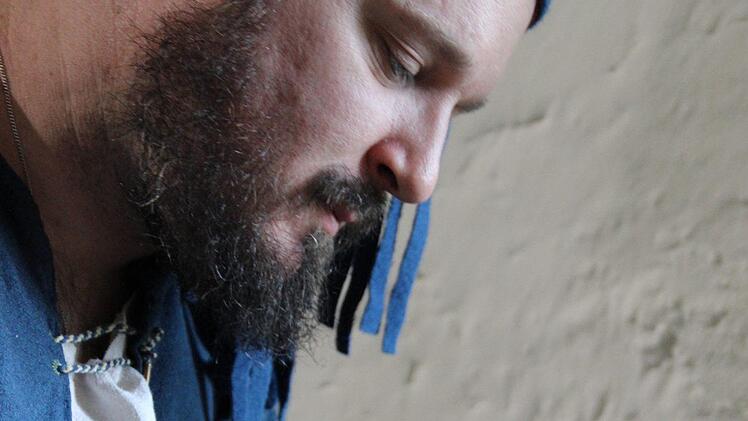 Michael Ratmann arbeitet in seiner Schreibstube mit Wachstafeln. Foto: Katharina Müller-Sanke