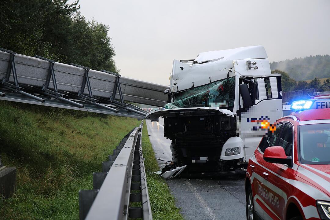Marktschorgast: Lastwagen reißt Schilderbrücke ein – Lange Staus auf A9