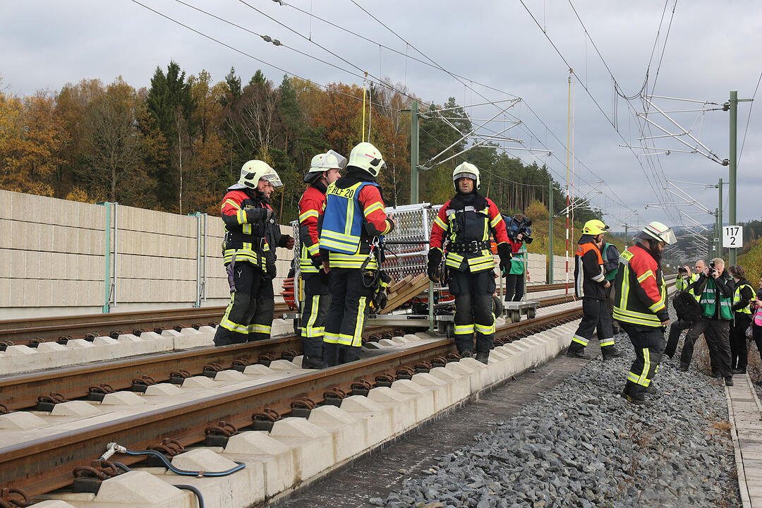 Coburg: Üben für den Ernstfall – Rettungskräfte und Statisten stellen ICE-Katastrophe nach