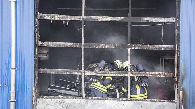 Die Feuerwehrleute  brachten den Brand in der Werkstatt rasch unter Kontrolle.alle Fotos: Ren€ Ruprecht