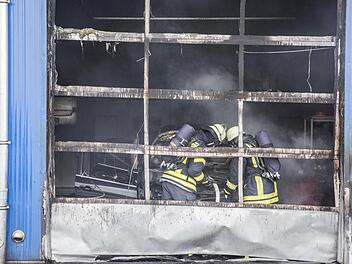 Die Feuerwehrleute  brachten den Brand in der Werkstatt rasch unter Kontrolle.alle Fotos: Ren€ Ruprecht
