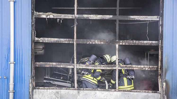 Die Feuerwehrleute  brachten den Brand in der Werkstatt rasch unter Kontrolle.alle Fotos: Ren€ Ruprecht