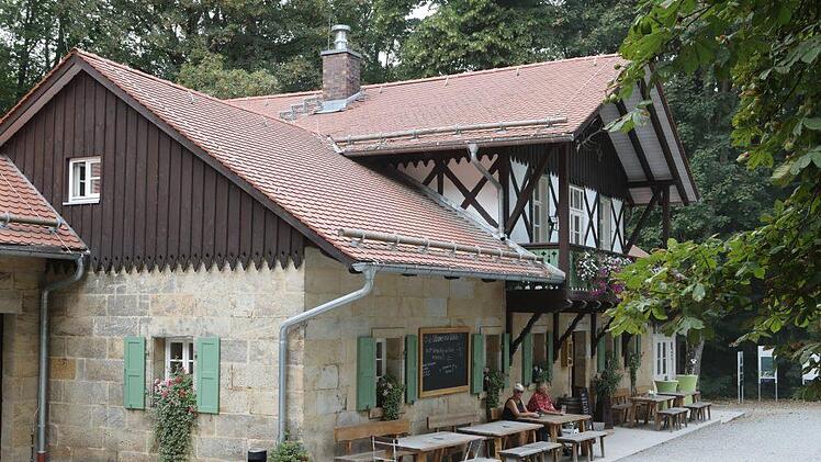 Die Waldhütte von außen Foto: Barbara Herbst