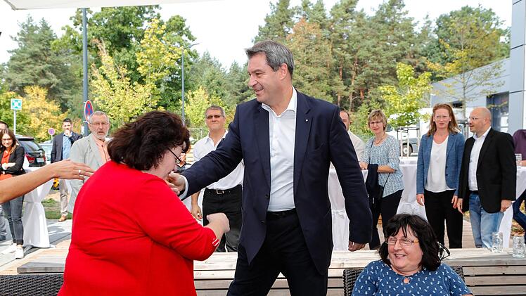 Der Ministerpräsident bei der Ankunft: noch im feinen Zwirn...