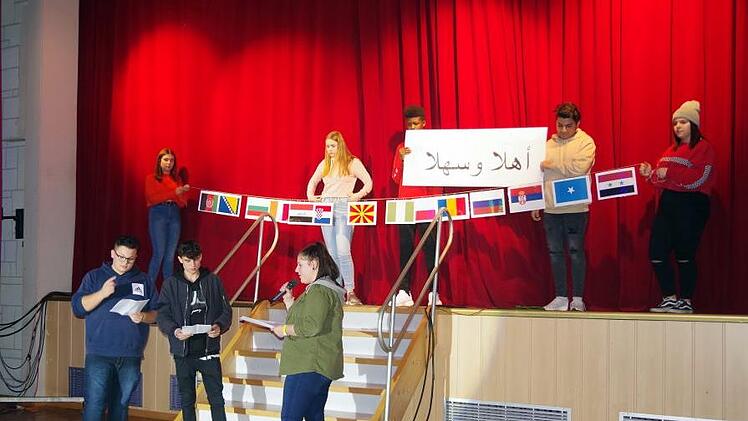 Sch&uuml;lersprecher Jan M&auml;der (links) zeigte mit seinen Schulkameraden von der Mittelschule Kronach, wie Integration in der Praxis aussehen und funktionieren kann.Heike Sch&uuml;lein