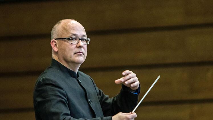 Begeisterten Beifall gab es beim Gastspiel des Jugendsymphonieorchesters Oberfranken in der Frankenhalle Neustadt. Umjubelte Solistin unter der Leitung von Till Fabian Weser war die junge Hornistin Sophia Reuter.Foto: Jochen Berger