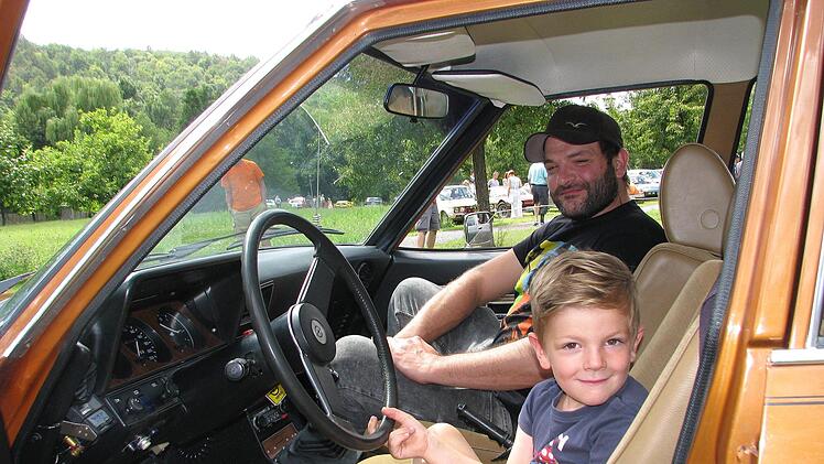 Auf ihren Opel Commodore sind Moritz und vor allem Papa Steffen Lohr aus Unfinden stolz. Der gelernte Schmied hat sich das 47 Jahre alte und 160 PS starke Fahrzeug, welches noch völlig im Originalzustand ist, vor knapp einem Jahr zugelegt. Ralf Naumann