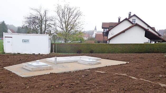 S&uuml;dlich der Schulstra&szlig;e in Lauter entsteht der Neubau eines Becken&uuml;berlaufs mit Drosselschacht. Foto: privat