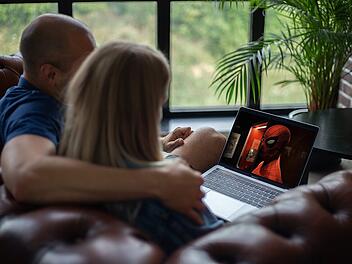 Immer mehr Menschen greifen auf verschiedene Streamingdienste zurück. Symbolbild.