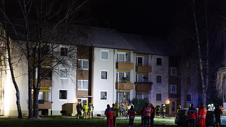 Ausgedehnter Kellerbrand in Mehrfamilienhaus: 12 Bewohner evakuiert