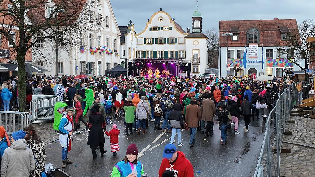 Die Narren sind los: Faschingszug zieht durch Allersberg
