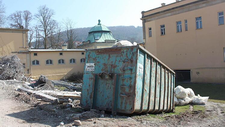 Der Abfall landet in großen Containern zum Abtransport per Lkw.