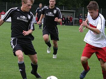 Zu den Leistungsträgern im Eberner Dress zählt auch in dieser Saison Mittelfeldspieler Christian Ammon (links), der viel für den Spielaufbau tut und auch als Torschütze, vor allem bei Standards und aus der zweiten Reihe, gefürchtet ist.