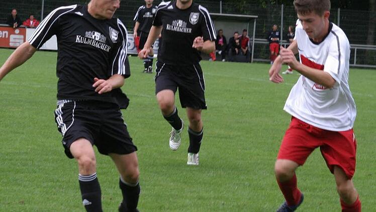 Zu den Leistungsträgern im Eberner Dress zählt auch in dieser Saison Mittelfeldspieler Christian Ammon (links), der viel für den Spielaufbau tut und auch als Torschütze, vor allem bei Standards und aus der zweiten Reihe, gefürchtet ist.