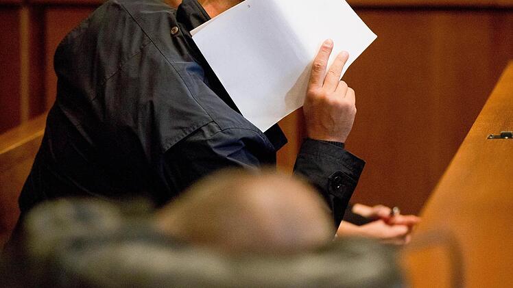 Die Angeklagten. Foto: Daniel Karmann/dpa