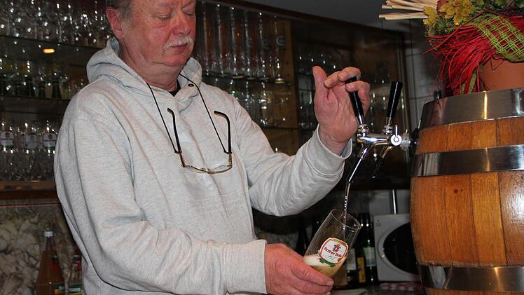 Lange zapft Dietmar Scholz nicht mehr: Mitte März verabschiedet sich der Wirt vom "Grünen Tal" in Geroda in den Ruhestand. Foto: Ulrike Müller