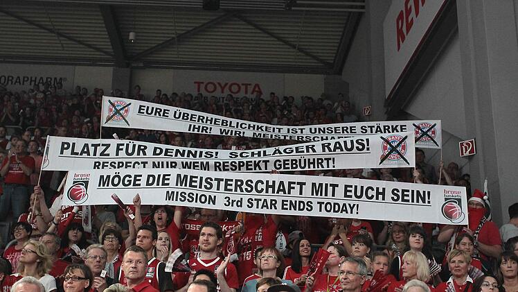 Ein Moment der Glückseligkeit: Die Brose Baskets sind nach einem Jahr des Umbruchs an der Spitze zurück und feiern die siebte Meisterschaft. Fotos: sportpress