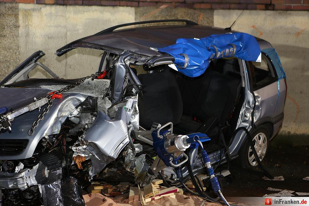 Auto prallt in Nürnberg gegen eine Mauer