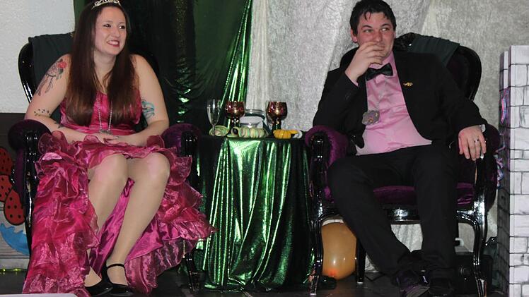 Das Markgrafenpaar sieht dem Treiben lachend zu. Foto: Carmen Schwind