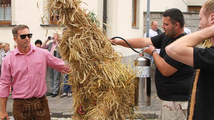 Das Wasser ist für Körper und Rücken bei diesem "heißen Geschäft" sehr wichtig. Foto: Günther Geiling