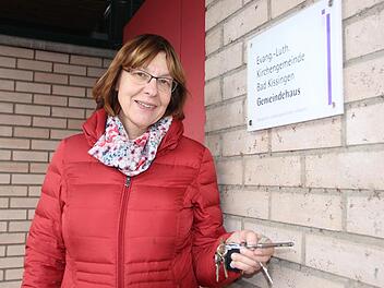 Änderung am Schlüsselbund: Pfarramtsleiterin Christel Mebert vor dem sanierungsbedürftigen Gemeindehaus, das demnächst zugunsten einer Interimslösung aufgegeben werden soll.  Foto: Benedikt Borst