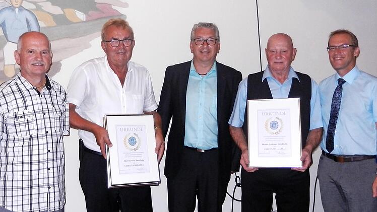 Zwei neue Ehrenmitglieder: im Bild (von links) Zweiter Vorsitzender Josef Schmitt, Josef Denzlein, Erster Vorsitzender Christian F&ouml;rtsch, Andreas St&ouml;cklein und B&uuml;rgermeister Wolfgang Desel Fotos: privat
