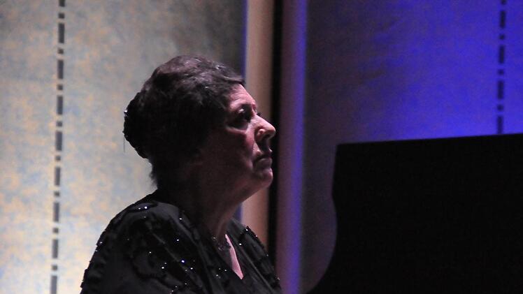 Wenn Eva Smirnova am Flügel, auf der fast abgedunkelten Bühne sitzt sitzt, hat man als Zuhörer immer das Gefühl, sie spielt nur für sich und kehrt ihr Inneres nach außen. Foto: Peter Klopf