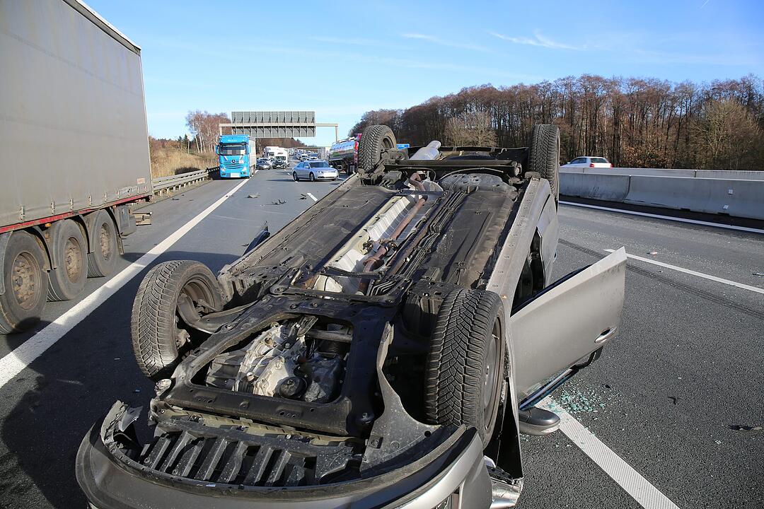 Schwerer Unfall auf A9: Auto überschlägt sich - Person verletzt