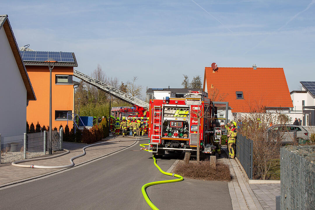 Markt Erlbach:  Brand in Einfamilienhaus – Vater und Sohn verletzt