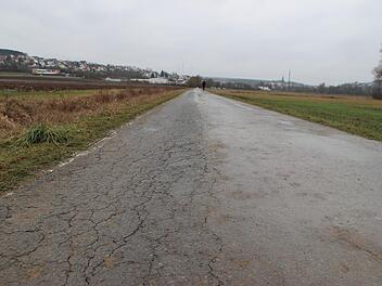 Der Flurweg in der Unteren Au ist sanierungsbedürftig. Jetzt geht es um die Frage, wie hoch der Kosten-Anteil ist, den das Straßenbauamt übernimmt. Heike Beudert