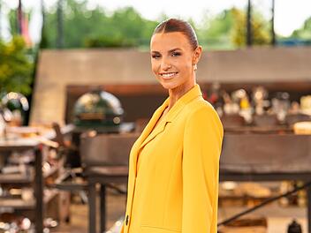 Wandervogel? Nicht, was "Grill den Henssler" angeht. Laura Wontorra schwor ihrem "Lieblingskoch" Steffen Henssler die Moderations-Treue.