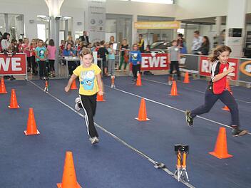 Ganz schön heiß her ging es im Autohaus Nützel bei den Finalläufen von "speed4": 330 Grundschüler ermittelten auf dem Parcours ihre Schnellsten.  Fotos: Sonja Adam