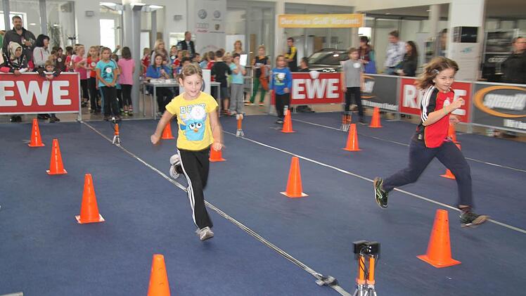 Ganz schön heiß her ging es im Autohaus Nützel bei den Finalläufen von "speed4": 330 Grundschüler ermittelten auf dem Parcours ihre Schnellsten.  Fotos: Sonja Adam