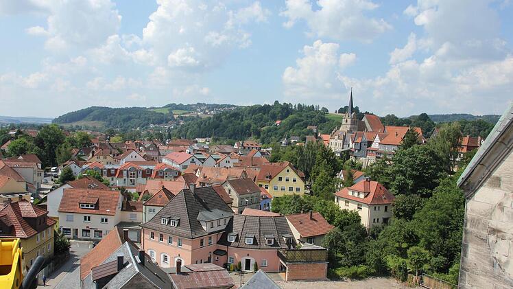 Blick von der Hebebühne über die Dächer von Kronach.