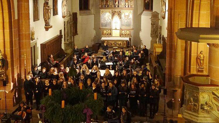 Es ist der Platz der Stadtpfarrkirche, der die Schulfamilie des Friedrich-Rückert-Gymnasiums regelmäßig zum Weihnachtskonzert anzieht. Kaum woanders wäre es möglich, die Mengen an Musikern und Besuchern unterzubringen. Foto: Johanna Eckert