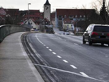 Die Brücken über die Nordtangente und die Bahnlinie in Haßfurt sollen vom 22. Juni bis 26. September saniert werden und dabei halbseitig befahrbar sein.  Foto: Ulrike Langer
