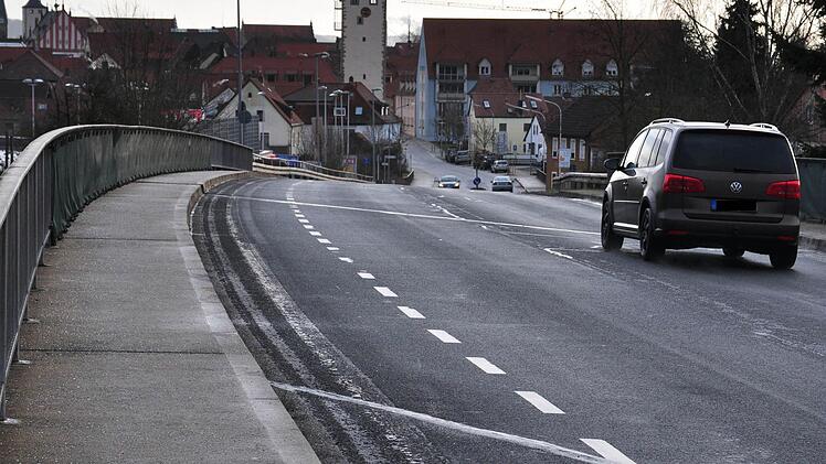 Die Brücken über die Nordtangente und die Bahnlinie in Haßfurt sollen vom 22. Juni bis 26. September saniert werden und dabei halbseitig befahrbar sein.  Foto: Ulrike Langer