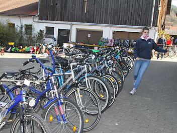 2 Schnelligkeit zahlt sich aus: Einige Fahrradschnäppchenjäger legten einen schnellen Spurt hin, denn der Erste kauft zuerst. Foto: Sonja Adam