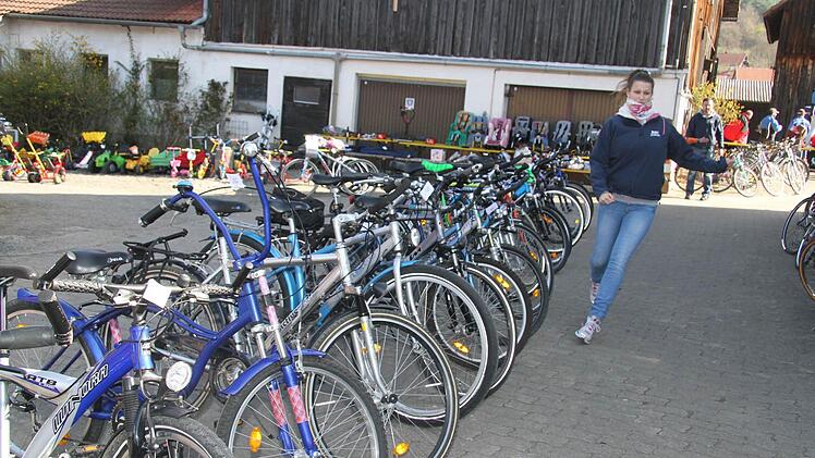 2 Schnelligkeit zahlt sich aus: Einige Fahrradschnäppchenjäger legten einen schnellen Spurt hin, denn der Erste kauft zuerst. Foto: Sonja Adam
