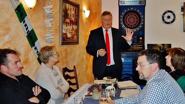 Der SPD-Bundestagsabgeordnete Martin Burkert (Mitte) als Vorsitzender des Verkehrsausschusses im Bundestag erklärte den Mitgliedern der Nüdlinger Bürgerinitiative die Lage aus Berliner Sicht. Mit dabei waren (von links) 2. Bürgermeister Edgar Thomas (CSU), die Bundestagsabgeordnete Sabine Dittmar (SPD), Anita Haub (Bürgerblock) als Vorsitzende der Bürgerinitiative und SPD-Ortsvereinsvorsitzender Volker Schäfer. Foto: Sigismund von Dobschütz