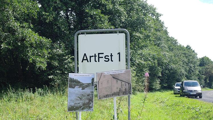 Für einen Nachmittag erinnerten im heutigen Truppenübungsplatz Bilder von den alten Gebäuden an Rothenrain. Foto: Steffi Elm
