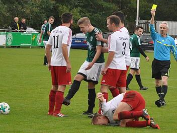 Schmerzhafter als das Foul von Oliver Farr (grün, Schlaifhausen), der dem Weilersbacher Dominic Amon (l.) die Harmlosigkeit seines Tacklings zu erklären versucht, war für Gloria-Spielertrainer Simon Dimter vor zwei Wochen die knappe 1:2-Niederlage  in Schlaifhausen.   Am Sonntag geht es nun gegen Dürrbrunn. Leo Hühnlein