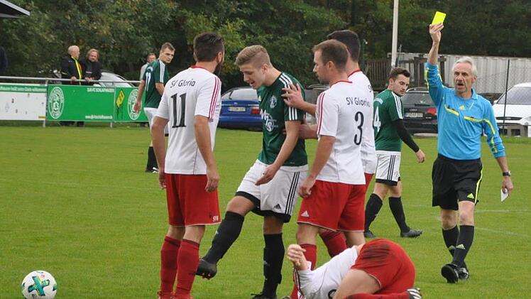 Schmerzhafter als das Foul von Oliver Farr (grün, Schlaifhausen), der dem Weilersbacher Dominic Amon (l.) die Harmlosigkeit seines Tacklings zu erklären versucht, war für Gloria-Spielertrainer Simon Dimter vor zwei Wochen die knappe 1:2-Niederlage  in Schlaifhausen.   Am Sonntag geht es nun gegen Dürrbrunn. Leo Hühnlein