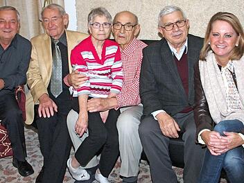 Sohn Uwe, Bruder Harald, Ehefrau Gertraud (v. li.), Sohn Horst (2. v. re.) und die 2. Bürgermeisterin Sabine Rießner (re.) gratulierten Horst Kuntzke (3. v. re.) zum 90. Geburtstag. Foto: Alfred Thieret