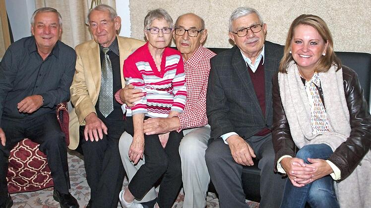 Sohn Uwe, Bruder Harald, Ehefrau Gertraud (v. li.), Sohn Horst (2. v. re.) und die 2. Bürgermeisterin Sabine Rießner (re.) gratulierten Horst Kuntzke (3. v. re.) zum 90. Geburtstag. Foto: Alfred Thieret